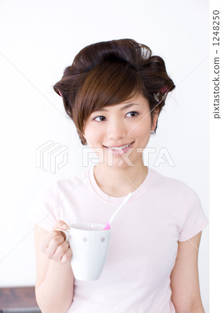 一個滾動捲髮器，刷牙的女人 1248250