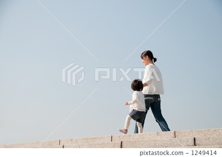 走在銀行的母親和女兒 1249414