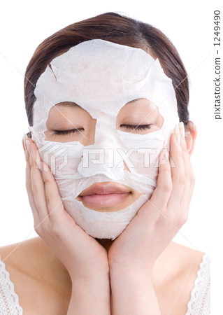 A woman packing 1249490