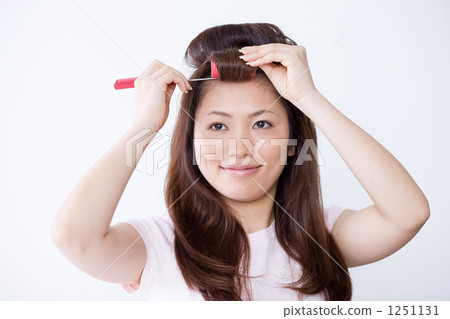 A woman in her twenties who rolls curlers 1251131