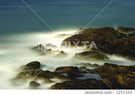 The moonlit sea The moonlit sea 1251324