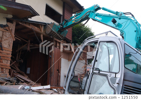 House removal / dismantling old house 1251550