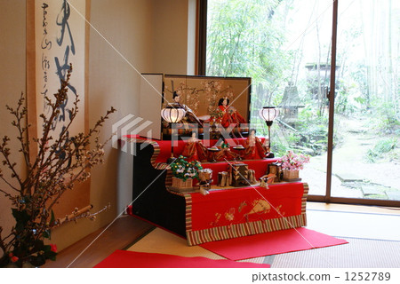 Hina玩偶有日本式和庭院背景 Hina玩偶有日本式和庭院背景 1252789