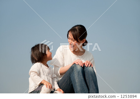 微笑的母親和女兒坐銀行 微笑的母親和女兒坐銀行 1253894