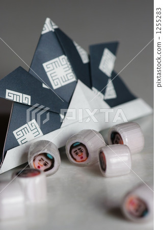 Origami of Kintaro and helmet 1255283