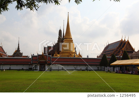 Scenery from the vicinity of the entrance of three towers lined by Thai Kingdom Bangkok Royal Palace (Grand Palace) Scenery from the vicinity of the entrance of three towers lined by Thai Kingdom Bangkok Royal Palace (Grand Palace) 1256495