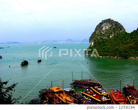 Halong bay cove 1259194