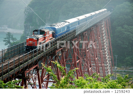Blue Train / Limited Express Izumo穿過多餘的鐵橋 1259243