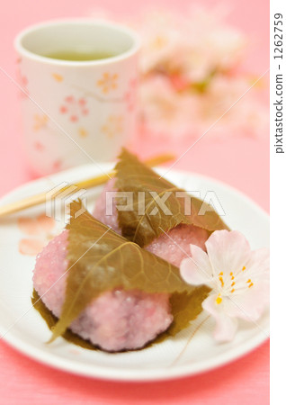 粉紅色的櫻桃年糕在節日和櫻花的形象。 1262759