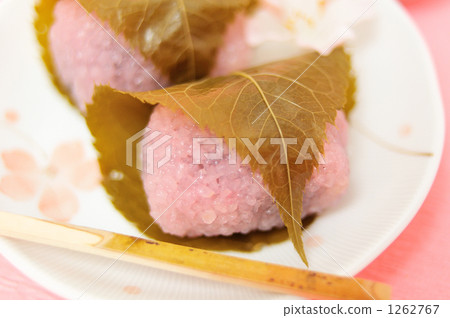 粉紅色的櫻桃年糕在節日和櫻花的形象。 1262767