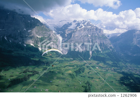 Paragliding tourist flight from Switzerland, FILEST 1262906