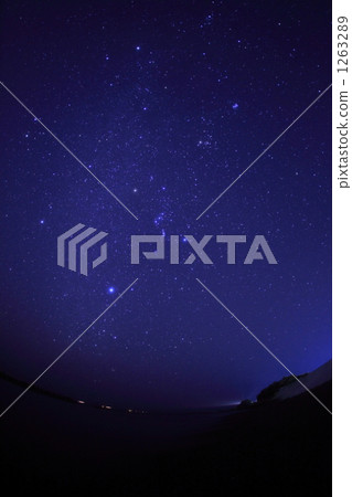 在海的滿天星斗的天空 1263289