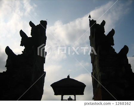 Crack gate silhouette Crack gate silhouette 1268162