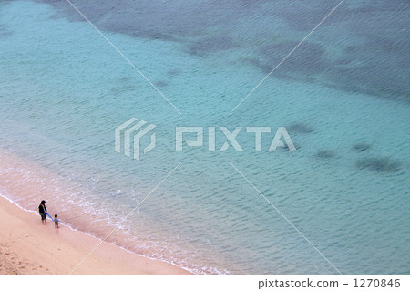 父母和孩子沿著海灘散步 父母和孩子沿著海灘散步 1270846