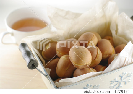 嬰兒卡斯特拉和茶 1279151