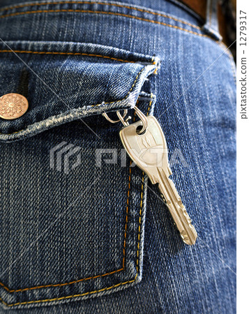 牛仔褲的屁股口袋(鑰匙) 牛仔褲的屁股口袋(鑰匙) 1279317