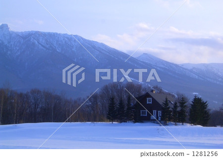 Snow mountain hut Snow mountain hut 1281256