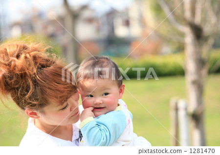 一個可愛的寶寶帶著微笑 1281470