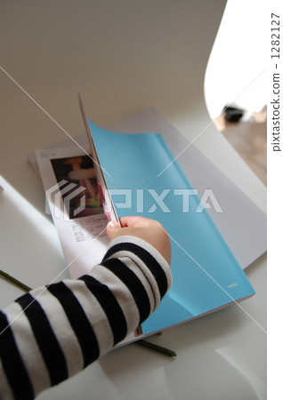 移交書的孩子的手 移交書的孩子的手 1282127