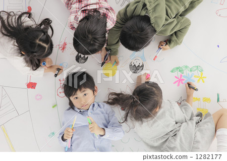 looking up, elementary student, primary school child 1282177