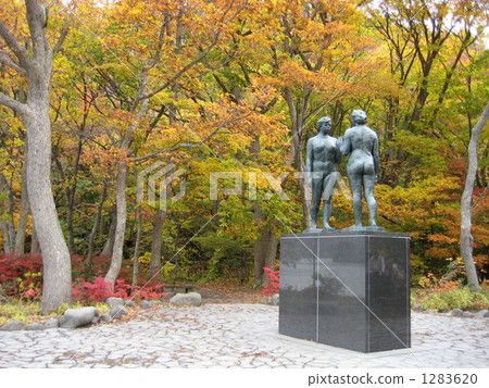 The statues of autumn leaves and maidens 1283620