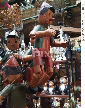 A puppet found in a flower shop in Paris 1284031