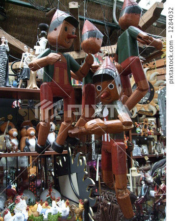 A puppet found in a flower shop in Paris 1284032