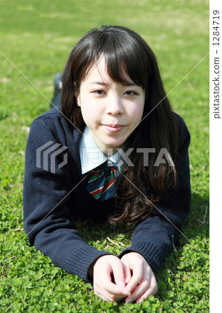 說謊在草坪的學校女孩 說謊在草坪的學校女孩 1284719