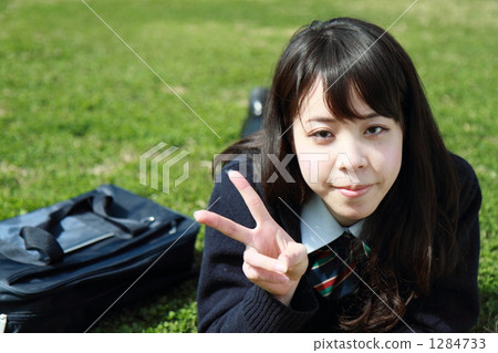 說謊在草坪的學校女孩 說謊在草坪的學校女孩 1284733