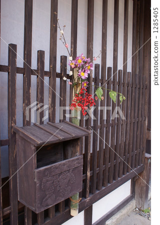 郵箱裝飾著美麗的插花 郵箱裝飾著美麗的插花 1285405