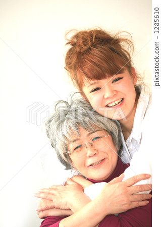 擁抱母親和女兒 1285610