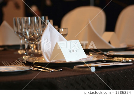 The bride and groom of the bride's father 1286224