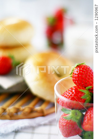 Strawberries and bagels 1290967
