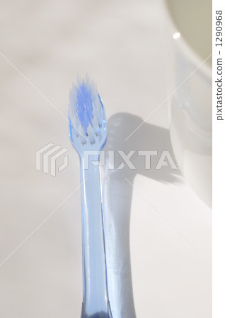 A toothbrush 1290968