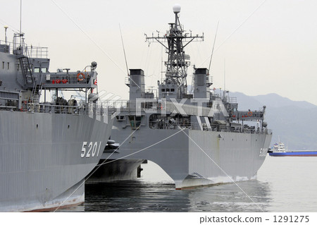 水平船在港口停泊在月球後面 1291275