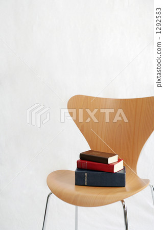 Books and chairs 1292583