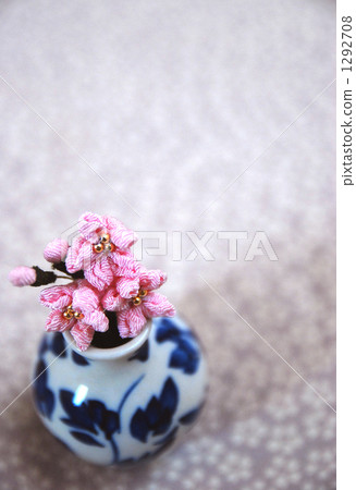 Cherry blossoms and vases in Japanese cloth 2 1292708