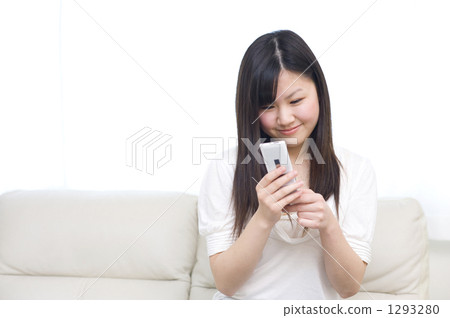 Girl who makes cell phone mail Girl who makes cell phone mail 1293280