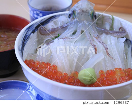 It is famous seafood rice bowl in Hakodate. 1296287