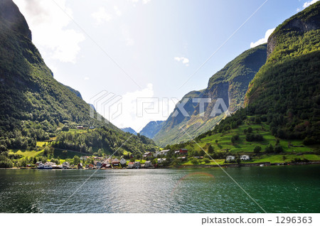 Undere Dar village along the Aurránfjord Undere Dar village along the Aurránfjord 1296363