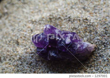 Amethyst gemstone 1297001