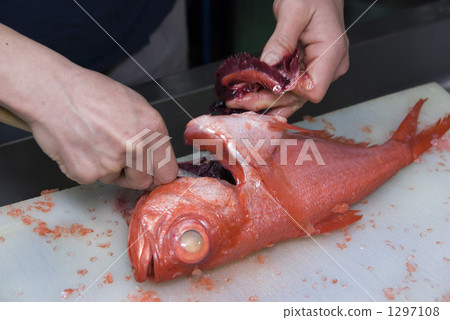 The process of making a beatfish tapping 5 1297108