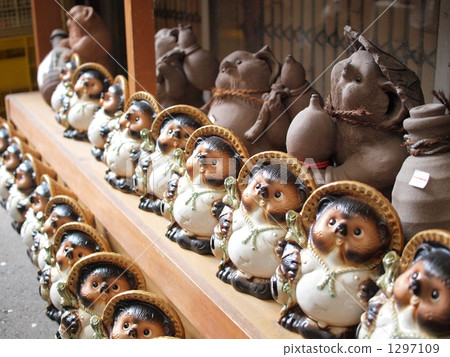 Raccoons of Shigaraki-yaki 1297109