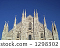 大教堂中央寺院和藍天在米蘭 1298302