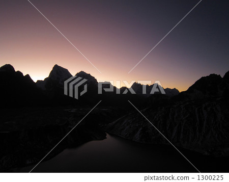 從Gokyo峰頂看見的珠穆瑯瑪山群發光 1300225