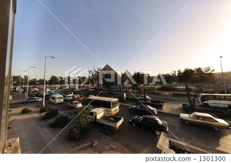 金字塔從街上 1301300