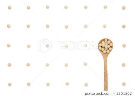 Soybeans and spoons arranged in a bean-trowel pattern Soybeans and spoons arranged in a bean-trowel pattern 1301862