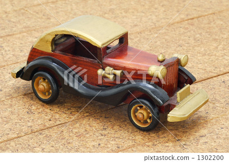 Wooden toy car 1302200