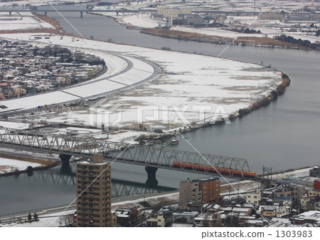 Going through the snowy scenery Keisei Red Electric 1303983