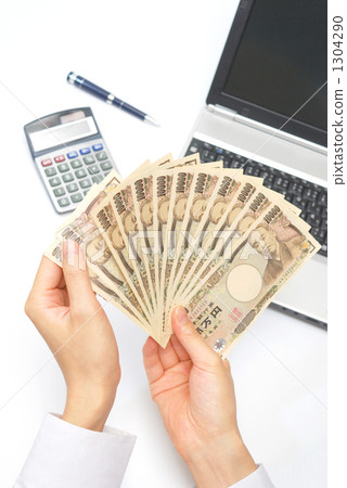 Money and personal computer 1304290